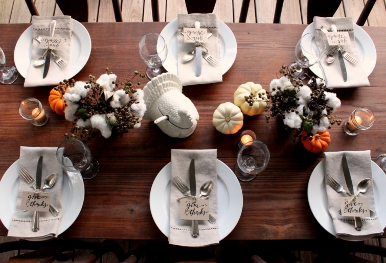 a-Thanksgiving-table-on-the-porch-1024x699(pp_w755_h515)